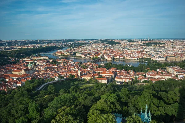 Petrin Gözcü Kulesi 'nden Prag' ın güzel geniş manzarası - Prag, Çek Cumhuriyeti