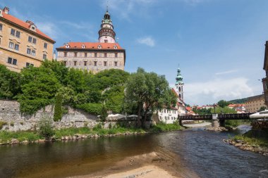 Cesky Krumlov 'un gündüz manzarası ve Vltava nehrinin yanındaki şato Cesky Krumlov, Çek Cumhuriyeti