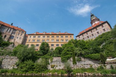 Cesky Krumlov 'un gündüz manzarası ve Vltava nehrinin yanındaki şato Cesky Krumlov, Çek Cumhuriyeti