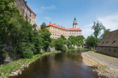 Cesky Krumlov 'un gündüz manzarası ve Vltava nehrinin yanındaki şato Cesky Krumlov, Çek Cumhuriyeti