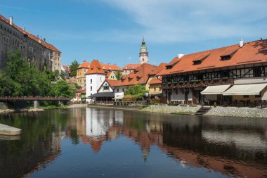 Cesky Krumlov 'un gündüz manzarası ve Vltava nehrinin yanındaki şato Cesky Krumlov, Çek Cumhuriyeti