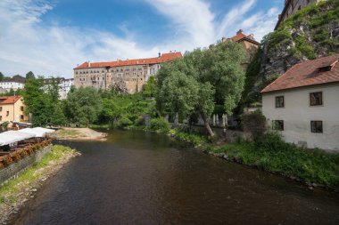 Cesky Krumlov 'un gündüz manzarası ve Vltava nehrinin yanındaki şato Cesky Krumlov, Çek Cumhuriyeti