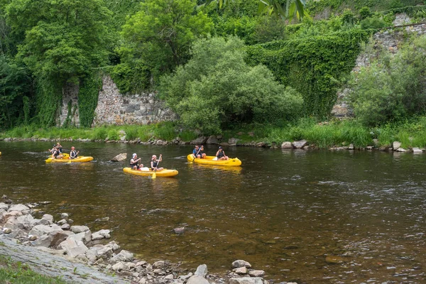 Cesky Krumlov, Çek Cumhuriyeti, Haziran 2019 - İnsanlar Vltava Nehri kıyısında tekne gezisine çıkmak için güzel bir günün tadını çıkarıyorlar. 