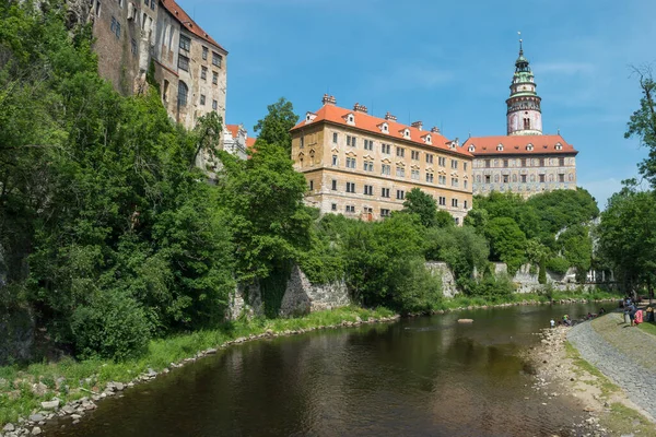 Cesky Krumlov 'un gündüz manzarası ve Vltava nehrinin yanındaki şato Cesky Krumlov, Çek Cumhuriyeti