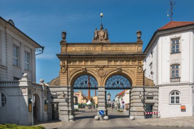 Plzen, Çek Cumhuriyeti, Haziran 2019 - Pilsner Urquell Bira Fabrikasının ünlü ana kapısı