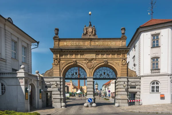 Plzen, Çek Cumhuriyeti, Haziran 2019 - Pilsner Urquell Bira Fabrikasının ünlü ana kapısı