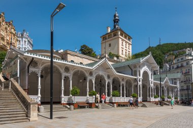 Karlovy Vary, Çek Cumhuriyeti, Haziran 2019 - Güzel Pazar Colonnade Manzarası 