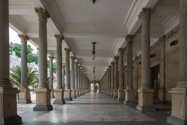 Karlovy Vary, Çek Cumhuriyeti, Haziran 2019 - Mill Colonnade manzarası 