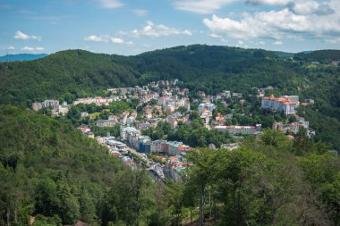 Karlovy Vary, Çek Cumhuriyeti, Haziran 2019 - Karlovy Vary 'nin güzel panoramik manzarası