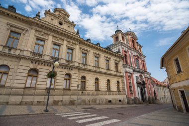 Kutna Hora 'da ünlü bir kütüphane olan Mestska Knihovna ve St. John Nepomuk Kilisesi' nin manzarası - Kutna Hora, Çek Cumhuriyeti