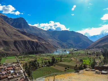 View of the beautiful town and valley of Ollantaytambo - Ollantaytambo, Peru