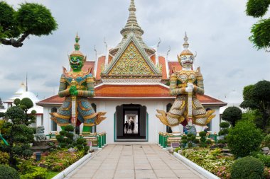 Bangkok, Tayland, Kasım 2017 - Wat Arun 'daki dev heykellerin manzarası, Şafak Tapınağı olarak da bilinir.