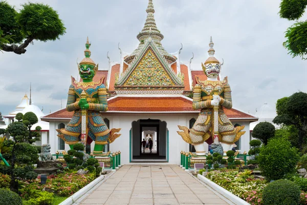 Bangkok Tailandia Noviembre 2017 Vista Las Estatuas Gigantes Wat Arun —  Fotos de Stock