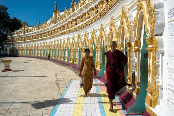 Min Thonze Pagoda Sagaing Myanmar November 2017 Buddhist Monk Woman — Stockfoto