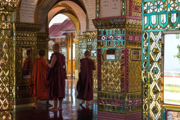 Mandalay Myanmar Noviembre 2017 Algunos Monjes Budistas Relajan Templo Mandalay —  Fotos de Stock