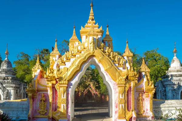 Mandalay Myanmar View Gate Kuthodaw Pagoda —  Fotos de Stock