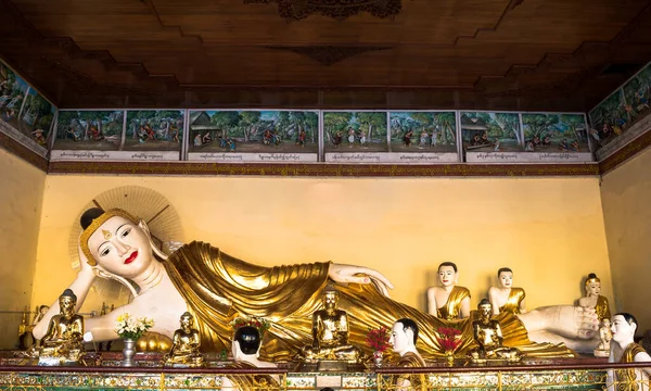 Yangón Myanmar Noviembre 2017 Vista Una Estatua Buda Pagoda Shwedagon —  Fotos de Stock