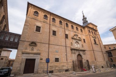 Toledo, İspanya, Ekim 2019 - Toledo 'da eski bir kız okulu olan Colegio de Doncellas Nobles' ın dış görünüşü 