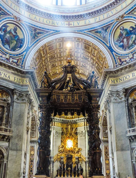 バチカン市 2017年6月 サンピエトロ大聖堂内の祭壇でバルダッチーノ ピエトロの眺め — ストック写真