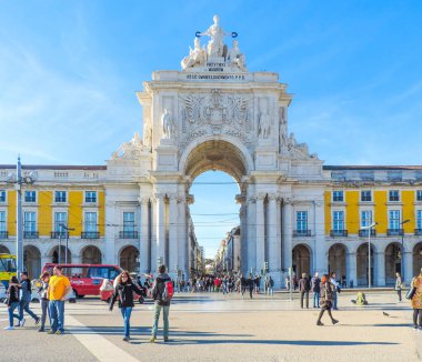 Lizbon, Portekiz, Mart 2016 - Comercio Meydanı ve Arco da Rua Augusta (Augusta Caddesi Kemeri)