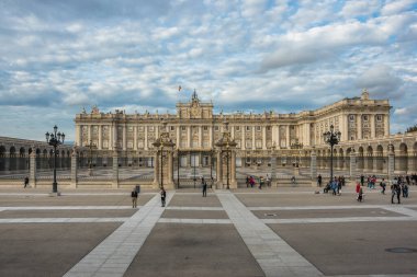 Madrid, İspanya, Ekim 2019 - gün batımında Madrid Kraliyet Sarayı manzarası