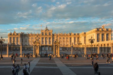 Madrid, İspanya, Ekim 2019 - gün batımında Madrid Kraliyet Sarayı manzarası