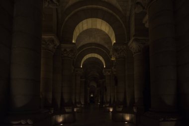Madrid, İspanya, Ekim 2019 - Santa Maria la Real la Almudena Katedrali 'nin mahzenleri 