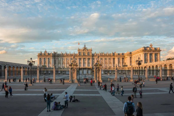 Madrid, İspanya, Ekim 2019 - gün batımında Madrid Kraliyet Sarayı manzarası