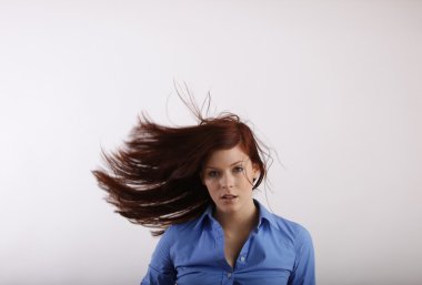 Genç ve güzel bir bayana yaklaş.