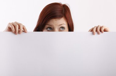 genç bir kadın tutarak boş sayfa