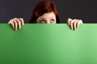 genç bir kadın tutarak boş sayfa