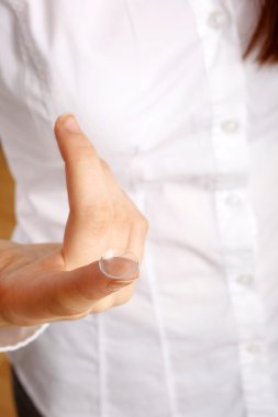 Kontakt lens uygulama ile kadının yakın çekim