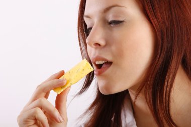 peynir yiyen kadın