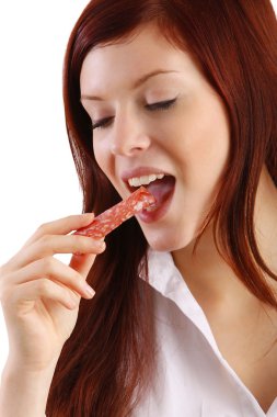 genç bir kadın yemek bir salam