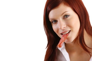 genç bir kadın yemek bir salam