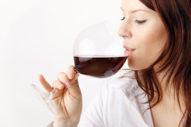 güzel bir genç kadın şarap keyfi