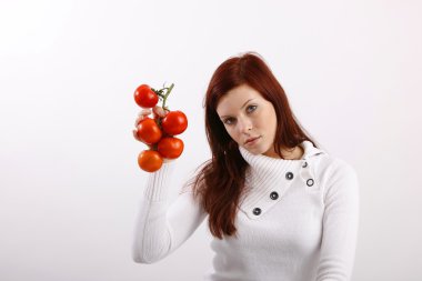 neşeli domates, beyaz arka plan üzerinde izole kadınla
