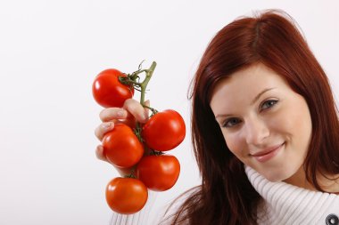 neşeli domates, beyaz arka plan üzerinde izole kadınla