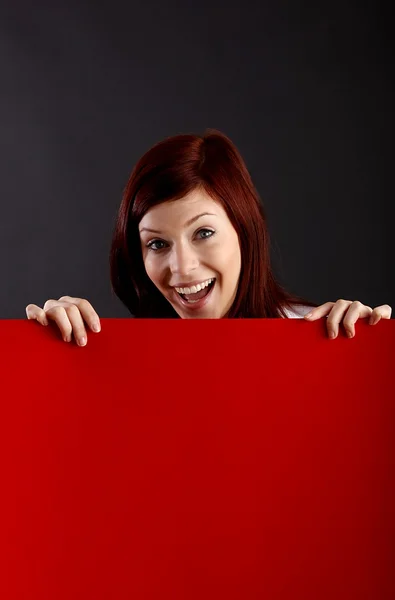 Mujer joven sosteniendo hoja en blanco — Foto de Stock