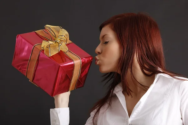 Woman holding gift box — Stock Photo, Image