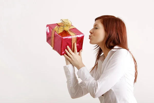 Vrouw met doos van de gift — Stockfoto