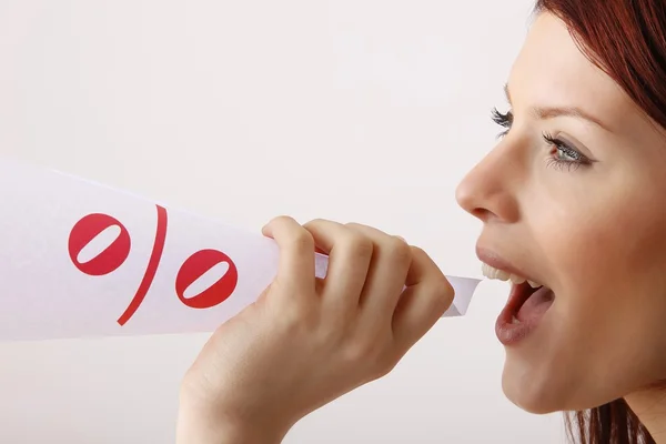 Senhora de negócios gritado com papel branco — Fotografia de Stock