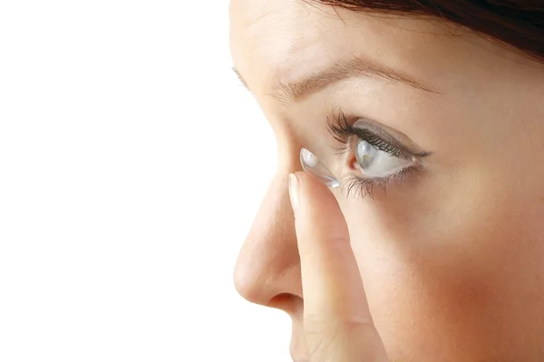 Närbild av kvinna med kontaktlins tillämpning — Stockfoto