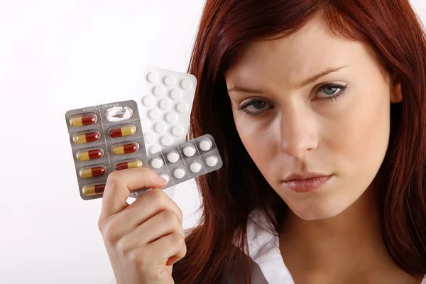 Kvinna med piller — Stockfoto