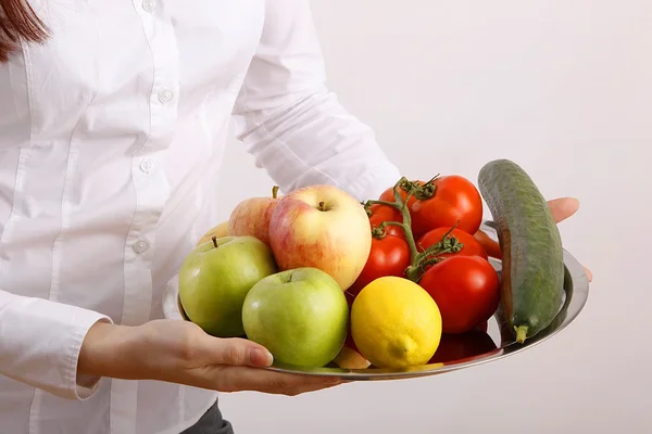 Vrouw met een kom fruit — Stockfoto