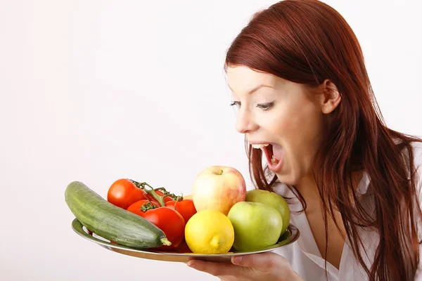 Vrouw met een kom fruit — Stockfoto