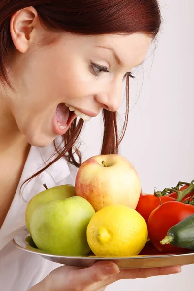 과일 그릇을 들고 있는 여자 — 스톡 사진