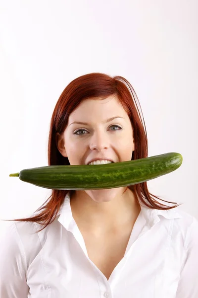 Mulher com pepino — Fotografia de Stock