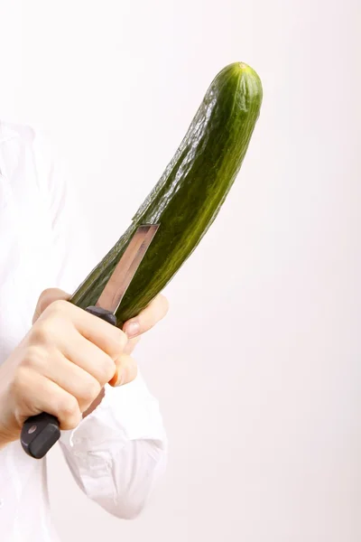 Woman cutting cucumber — Stock Photo, Image