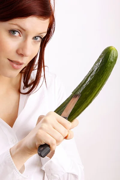 Woman cutting cucumber — Stock Photo, Image